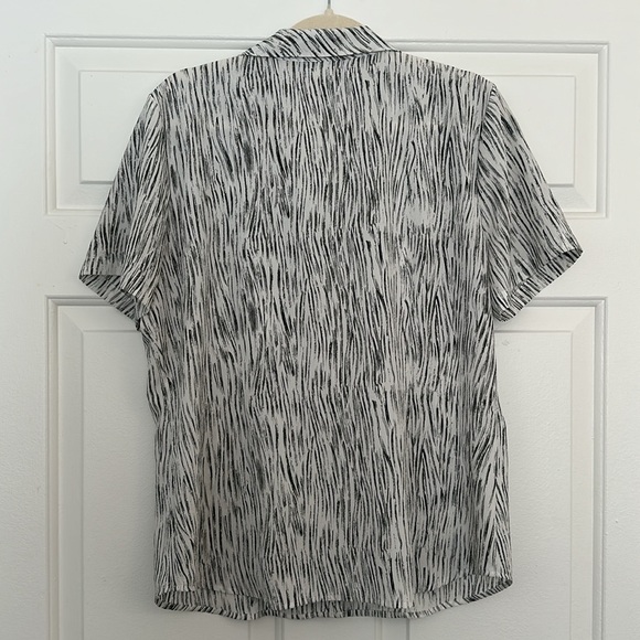 Modern Essentials White & Gray Patterned Short Sleeve Button Up Large - Picture 3 of 3